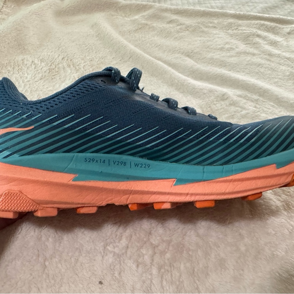 Womens Hoka Torrent 2 trail running shoes. Size 8 1/2.